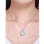 Silberne Halskette mit zu öffnendem tropfenförmigem Anhänger, weiß