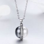 Silberne Halskette mit Perlenanhänger, schwarz und weiß
