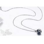 Silberne Halskette mit Perlenanhänger, schwarz und weiß