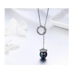 Silberne Halskette mit schwarzen Perlen
