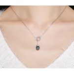 Silberne Halskette mit schwarzen Perlen