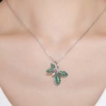 Silberne Halskette mit Blattanhänger, grün