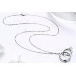 Silberne Halskette mit Doppelringanhänger