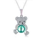 Silberne Halskette mit einem Teddybären