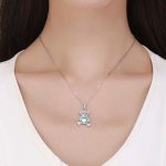 Silberne Halskette mit einem Teddybären