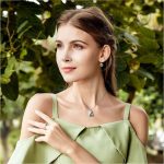 Silberne Halskette mit einem Teddybären