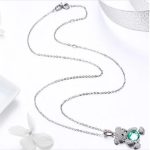 Silberne Halskette mit einem Teddybären