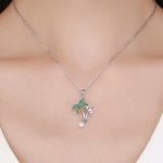 Silberne Halskette mit Palme und Perlen