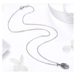 Silberne Halskette mit Hamsa-Anhänger, blauer Kristall