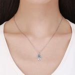Silberne Halskette mit Hamsa-Anhänger, blauer Kristall