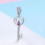  Silberner Schlüsselanhänger mit Zirkonkristall