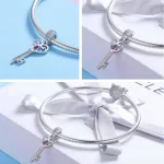  Silberner Schlüsselanhänger mit Zirkonkristall