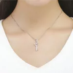  Silberner Schlüsselanhänger mit Zirkonkristall