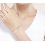 Silbernes Armband mit dem Unendlichkeitszeichen, verziert mit Kristallen