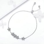 Silberarmband mit Blumen und weißem Kristall