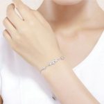 Silberarmband mit Blumen und weißem Kristall