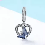  Silberner Herzanhänger mit blauem Schmetterling
