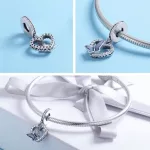  Silberner Herzanhänger mit blauem Schmetterling