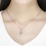  Silberner Herzanhänger mit blauem Schmetterling