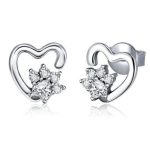 Silberne Ohrringe mit einem Hundepfotenherz