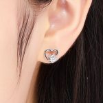 Silberne Ohrringe mit einem Hundepfotenherz