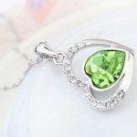 Halskette mit doppeltem Herzanhänger, verziert mit Swarovski-Kristallen, Peridot