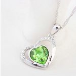 Halskette mit doppeltem Herzanhänger, verziert mit Swarovski-Kristallen, Peridot