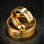 Herren-Ehering aus Edelstahl mit der Aufschrift „Her King“, goldfarben, Größe 11