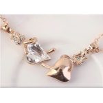 Halskette mit floralem Herzanhänger, verziert mit Swarovski-Kristallen, weiß