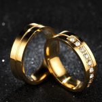 Herren-Ehering aus Edelstahl mit eingraviertem Streifen, Gold, Größe 6