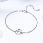 Silberarmband mit einer Katze