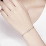 Silberarmband mit einer Katze