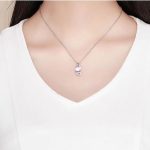 Silberne Halskette mit Katze, rosa Glas