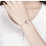 Silberne Halskette mit Gänseblümchen und Marienkäfer