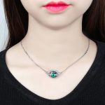 Halskette mit augenförmigem Anhänger, verziert mit Swarovski-Kristallen, smaragdgrün