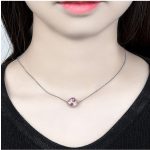 Halskette mit rundem Anhänger, verziert mit Swarovski-Kristallen, rosa