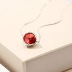 Halskette mit rundem Anhänger, verziert mit Swarovski-Kristallen, rot
