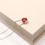 Halskette mit rundem Anhänger, verziert mit Swarovski-Kristallen, rot