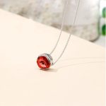 Halskette mit rundem Anhänger, verziert mit Swarovski-Kristallen, rot