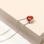 Halskette verziert mit runden Swarovski-Kristallen, rot