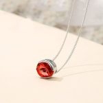 Halskette verziert mit runden Swarovski-Kristallen, rot