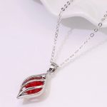 Halskette in Tropfenform mit einem tschechischen Kristallanhänger, rot