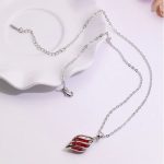 Halskette in Tropfenform mit einem tschechischen Kristallanhänger, rot