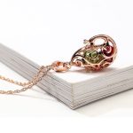 Halskette mit durchbrochenem, pfauenförmigem Anhänger, tschechischem Kristall, mehrfarbig