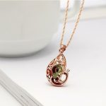 Halskette mit durchbrochenem, pfauenförmigem Anhänger, tschechischem Kristall, mehrfarbig