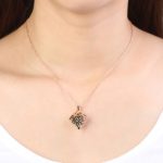 Halskette in Form eines Diamantkristalls mit durchbrochenem Anhänger, mehrfarbig