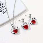 Set aus Schwanenhalskette und Ohrringen, verziert mit Swarovski-Kristallen, rot