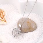 Halskette mit Lebensbaum-Anhänger, farbige Kristalle, silberfarben