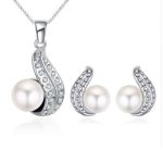 Set aus Perlenkette und Ohrringen, verziert mit Swarovski-Kristallen, weiß