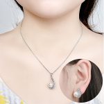 Set aus Perlenkette und Ohrringen, verziert mit Swarovski-Kristallen, weiß